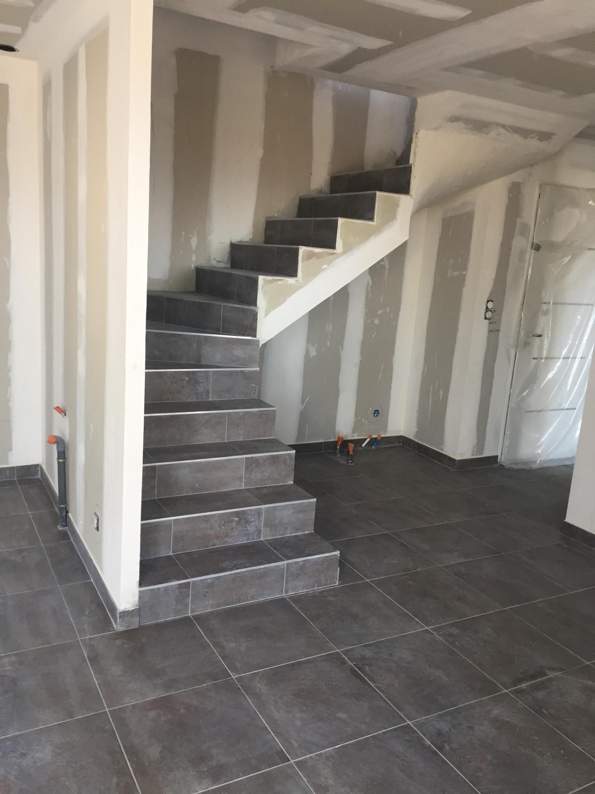 Escalier carrelé, cloisons en placo