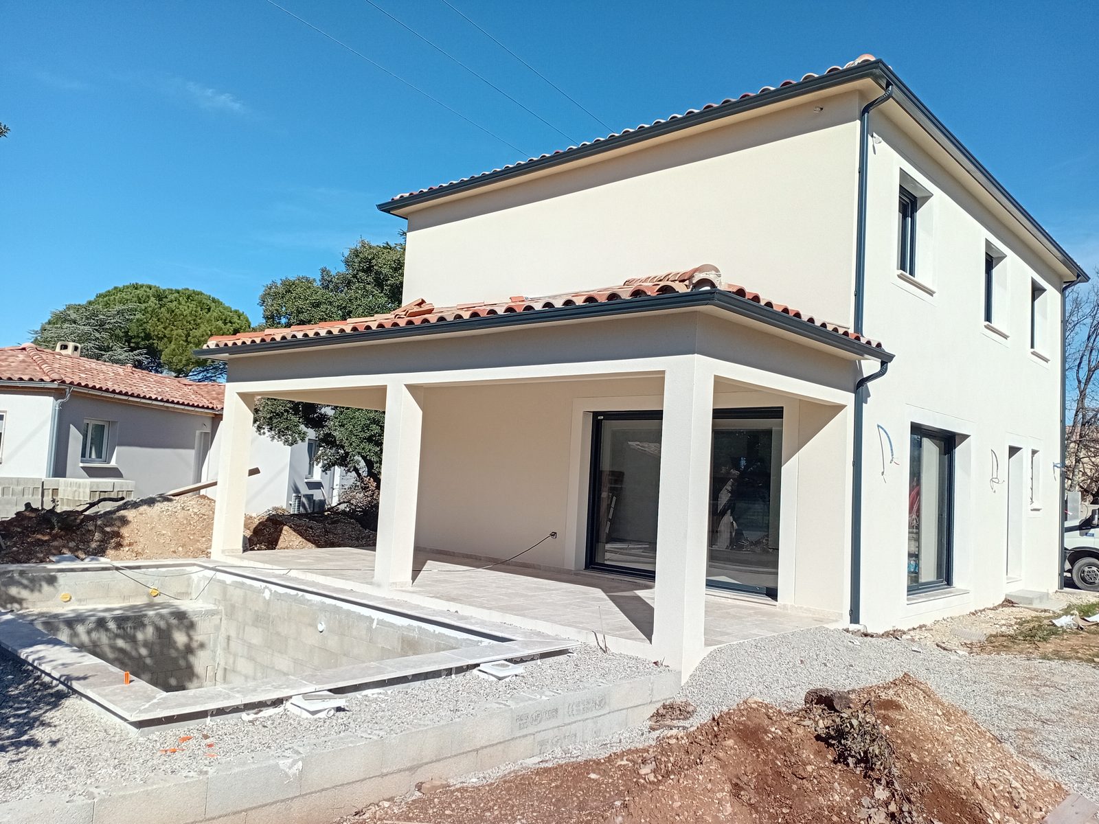 Villa livrée, terrasse couverte et piscine en cours d'aménagement